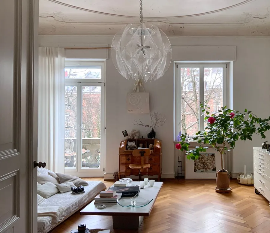 Bois, lumière et détails d’un aménagement intérieur, photographie illustrative